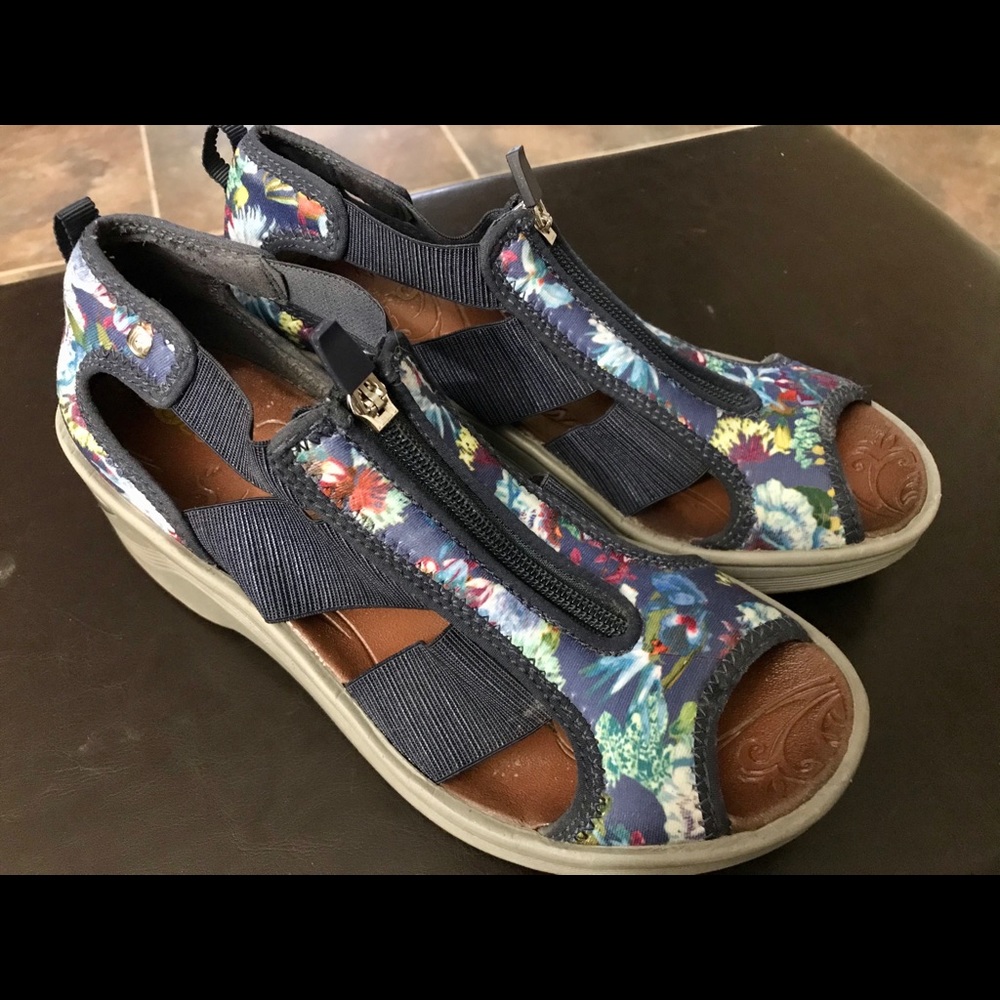 BZees Open Toe Navy/Floral shoe sz 7.5